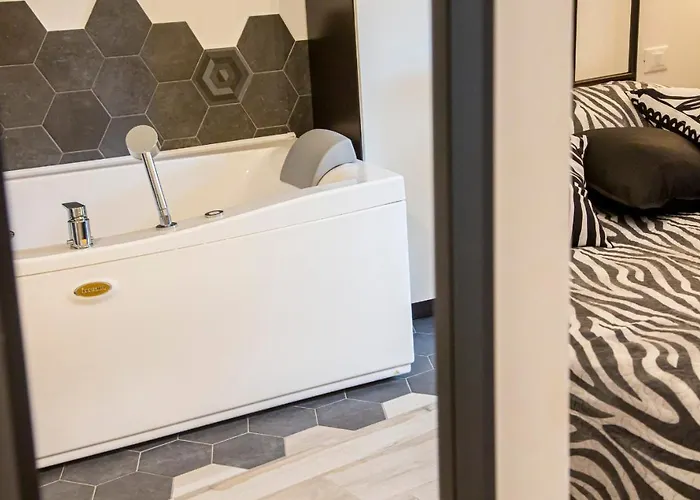 Suite Black And Wite